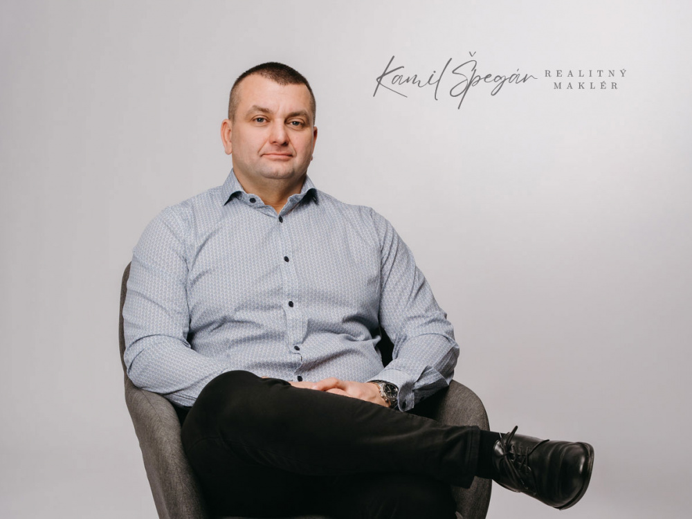 Volám sa Kamil Špegár a takmer desať rokov pomáham ľuďom nachádzať ich nové domovy, investície a príležitosti.